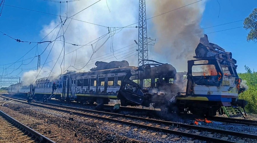 В Харьковской области россияне атаковали поезд: 6 человек пострадали