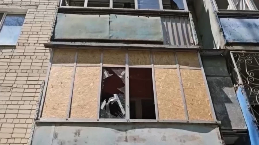 Three people injured in Russian artillery strikes on Kherson Oblast – video