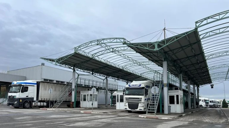 На границе Украины и Словакии выросли очереди грузовиков из-за блокады