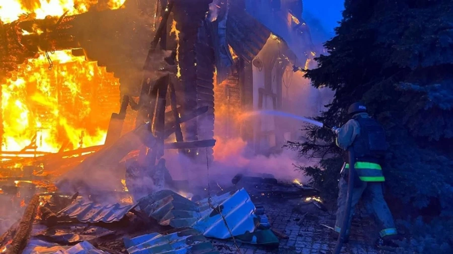 Росіяни били по Дніпропетровщині: загинув чоловік, пошкоджено підприємство та горів ресторан