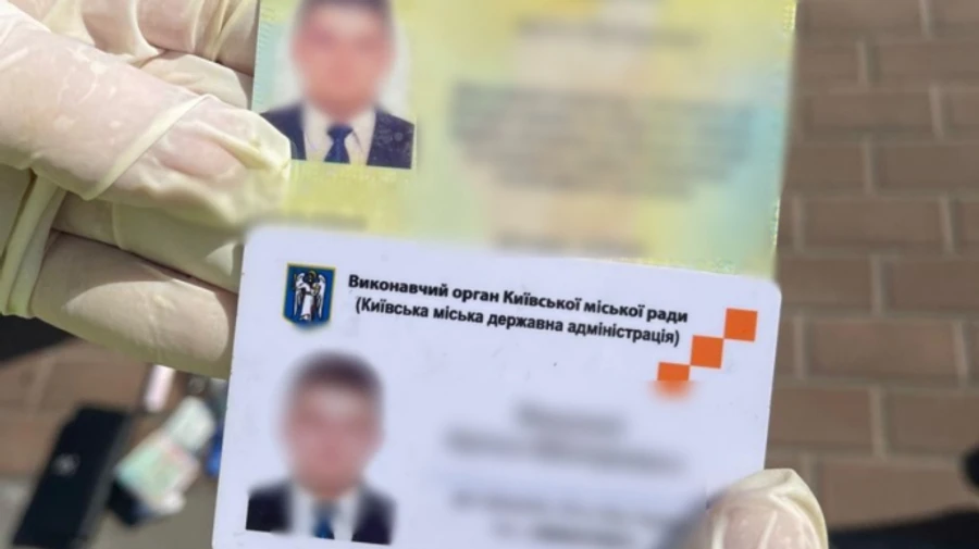 Столичний чиновник за $15 тисяч не помітив на орендованій землі будівлю, парковку і футбольне поле