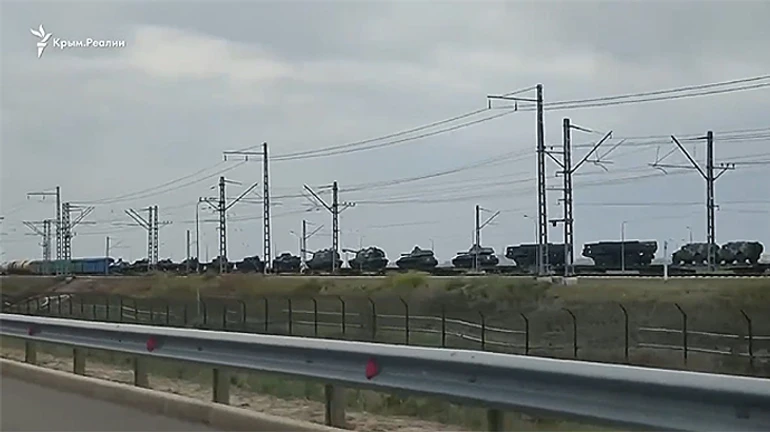 Russia transfers batch of heavy military vehicles to Crimea 