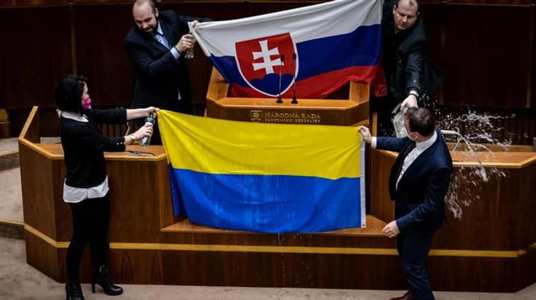 Новые друзья Кремля: как украинский флаг расколол парламент Словакии