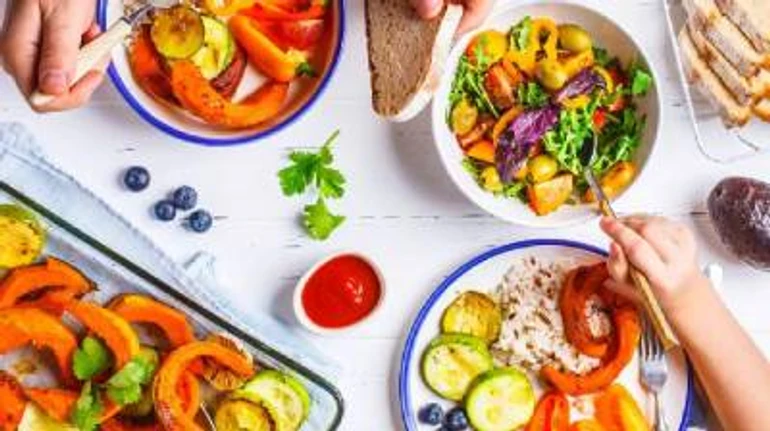 Почему мы переедаем и как наладить отношения с едой. Советы 3-х психологов