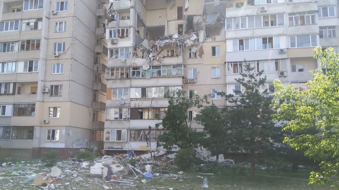 A powerful explosion in a high -rise building in Kiev: under the rubble looking for people thumbnail