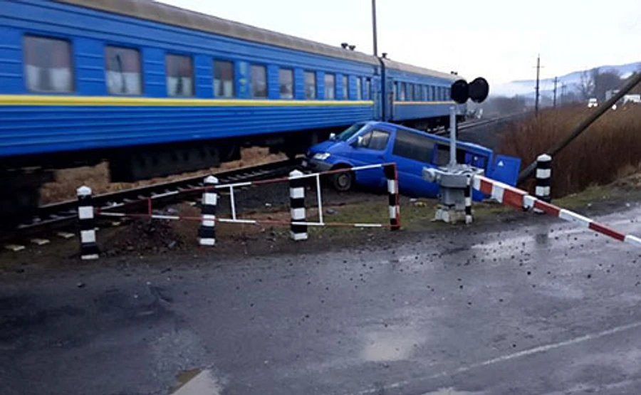Повний людей мікроавтобус поїхав на червоне і зіткнувся з потягом на Закарпатті 