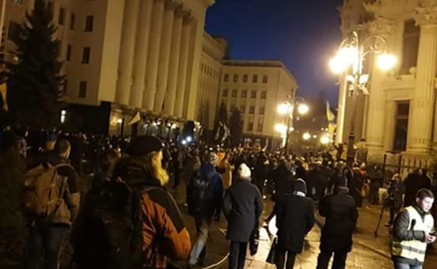 Встреча в Париже: Акция под офисом Зеленского продлится до утра