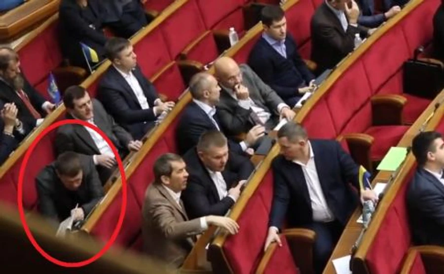 В Раде – десятый кнопкодав: руку прятал под газету