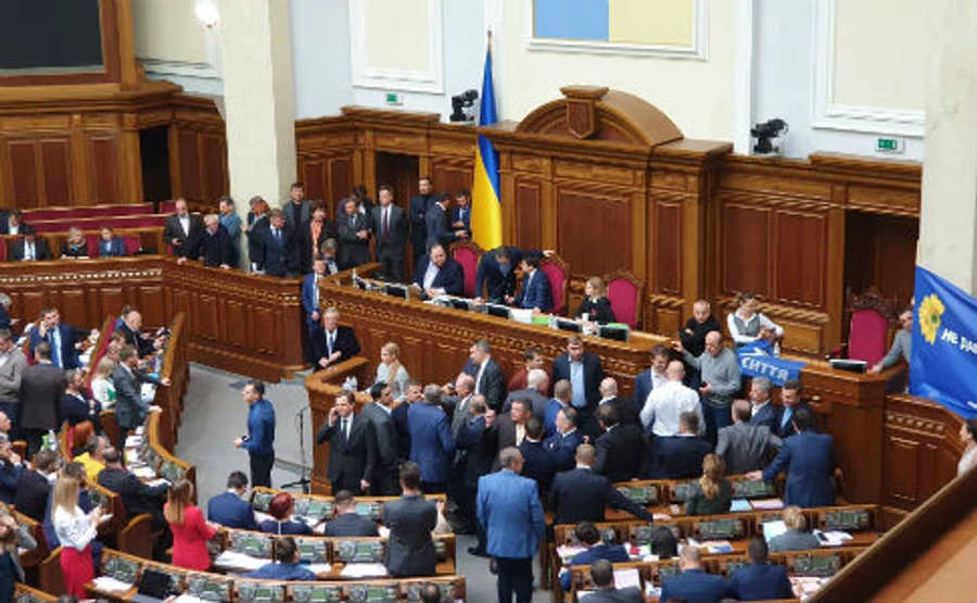 Батьківщина і ОПЗЖ гальмували засідання Ради: блокують трибуну і президію