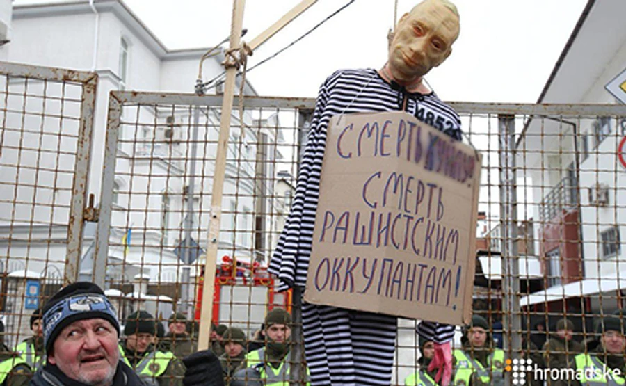 Біля консульства РФ запалили фаєри й кидали яйця