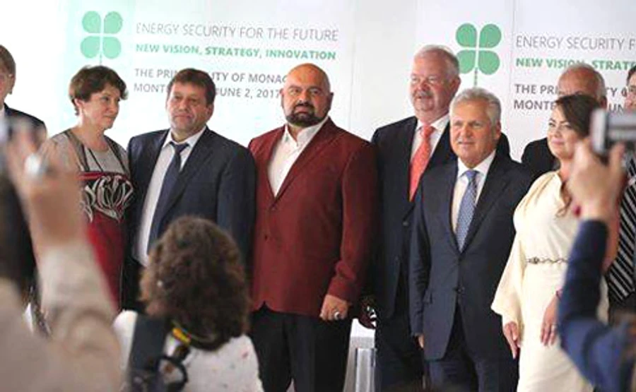 Віце-прем'єр пояснив, що робив на форумі разом із соратником Януковича