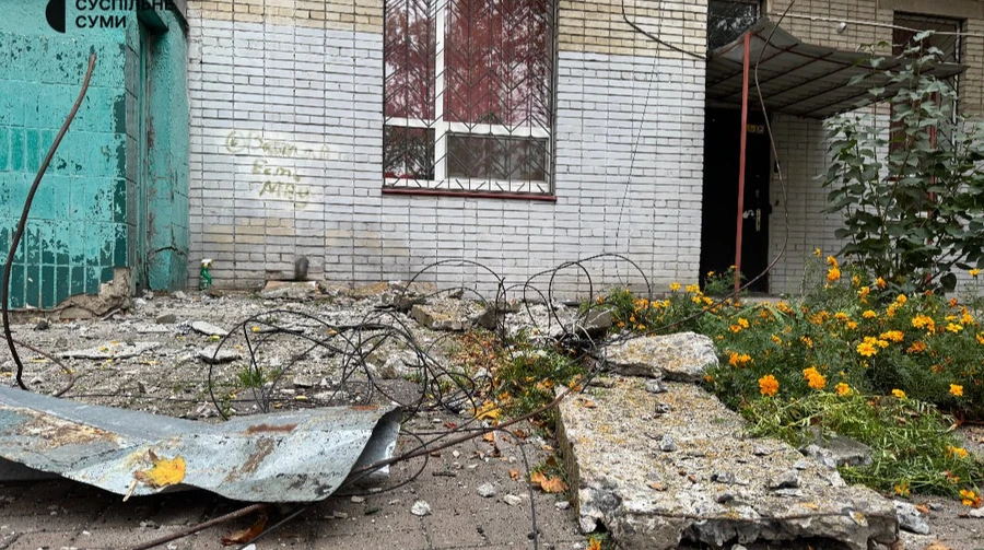 Российский дрон атаковал многоквартирный дом в Сумах