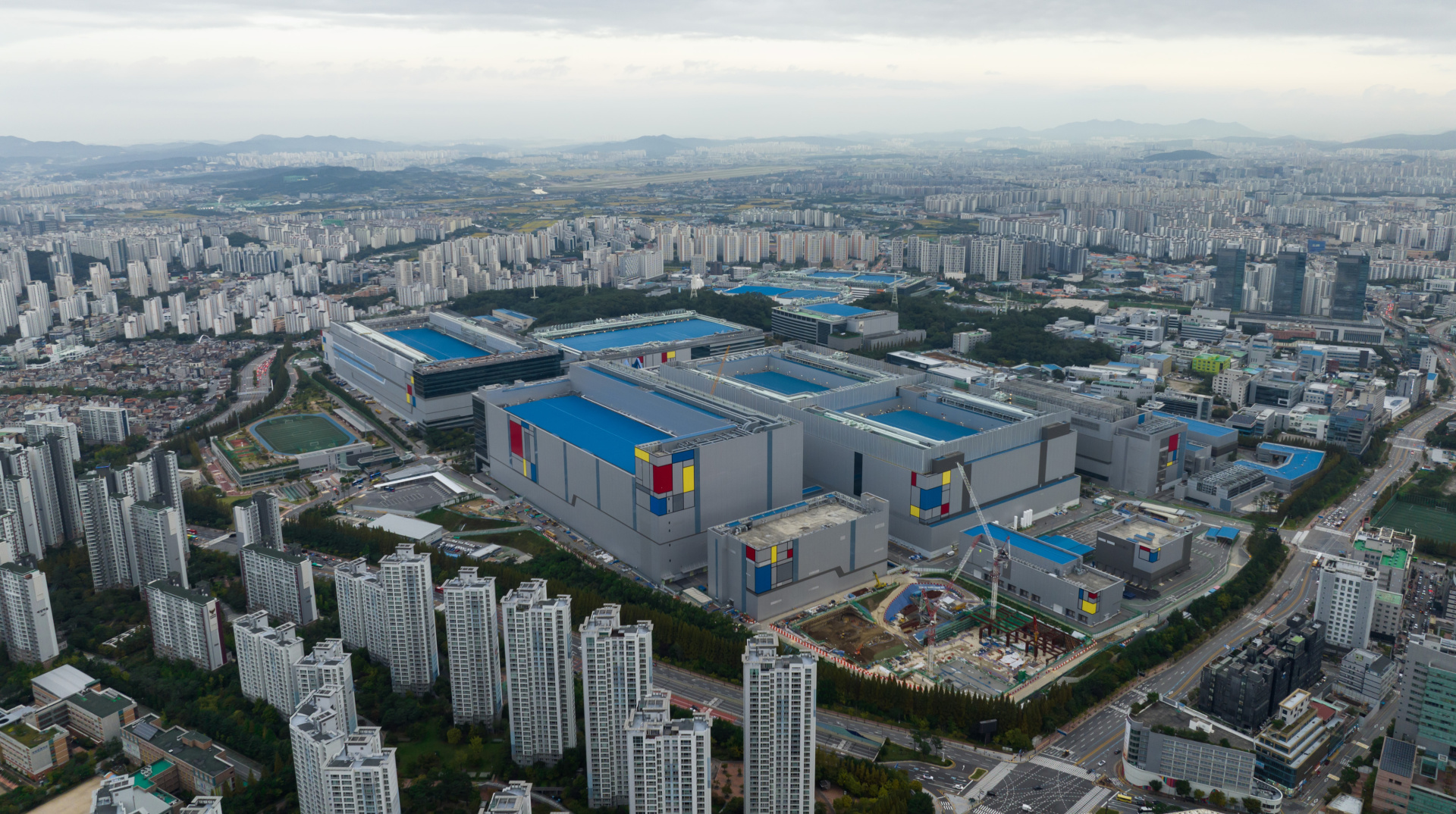 Samsung та SK Hynix інвестують до 1,3 трильйона доларів у виробництво чипів для ШІ