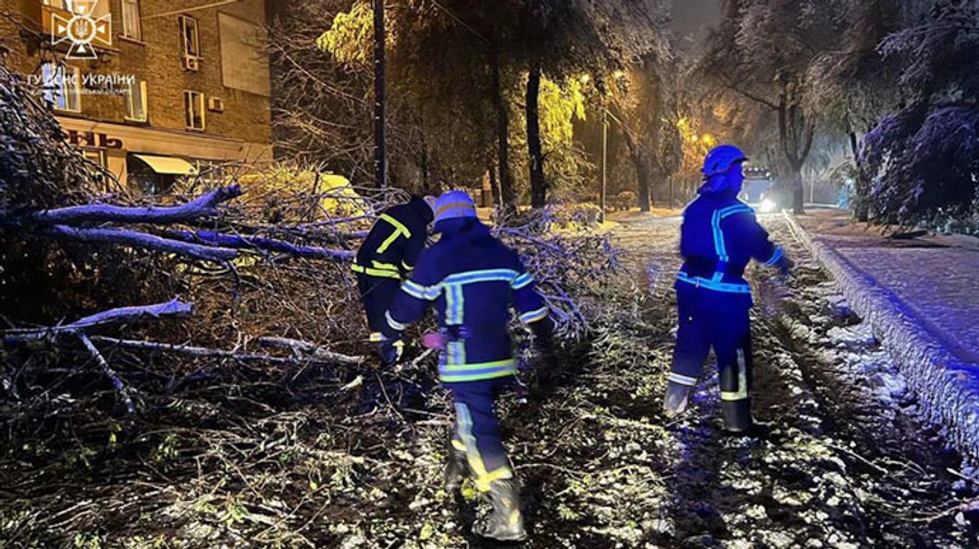 На Львовщине непогода оставила без света 74 населенных пункта 