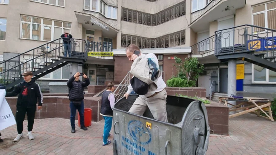 Чорновола облили зеленкою та кинули в смітник за образу дівчини Да Вінчі