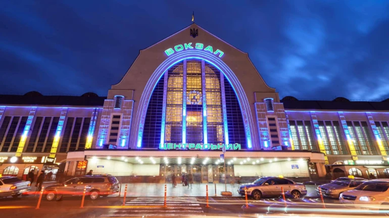 Силовики ищут, кто украл елку за 5 млн с центрального вокзала Киева