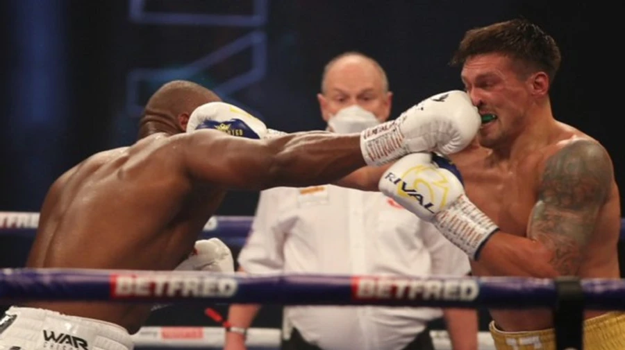Бокс: за рішенням суддів Усик переміг британця Чісору