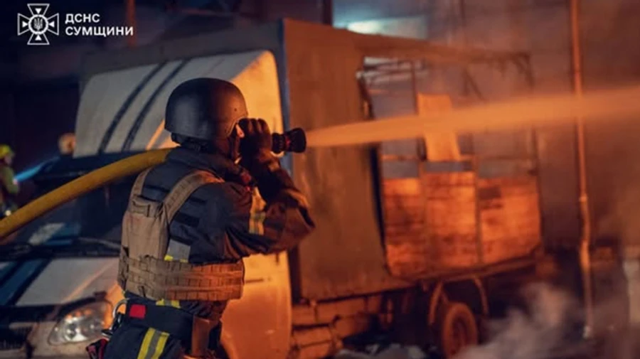 Росіяни влучили по складах у Сумах: вирувала пожежа