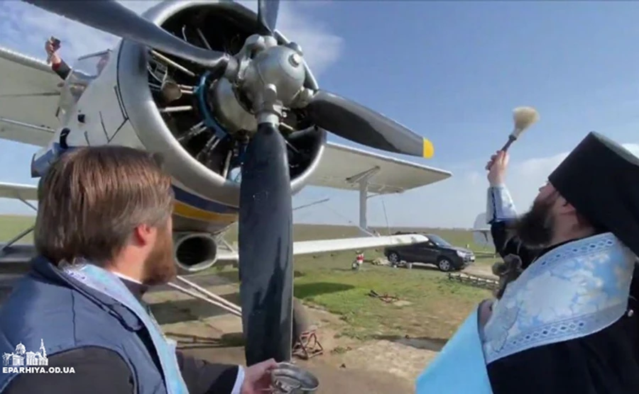 Священники УПЦ МП на кукурузнике летали над Одессой с молитвами от коронавируса