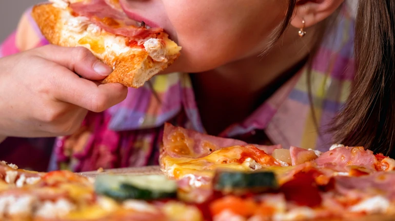 Їли нагетси, піцу та бургери: у Миколаєві розслідують отруєння дітей у розважальному центрі