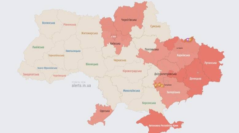 Київ під атакою дронів: уламки впали у Голосіївському та Печерському районах, пошкоджений спорткомплекс