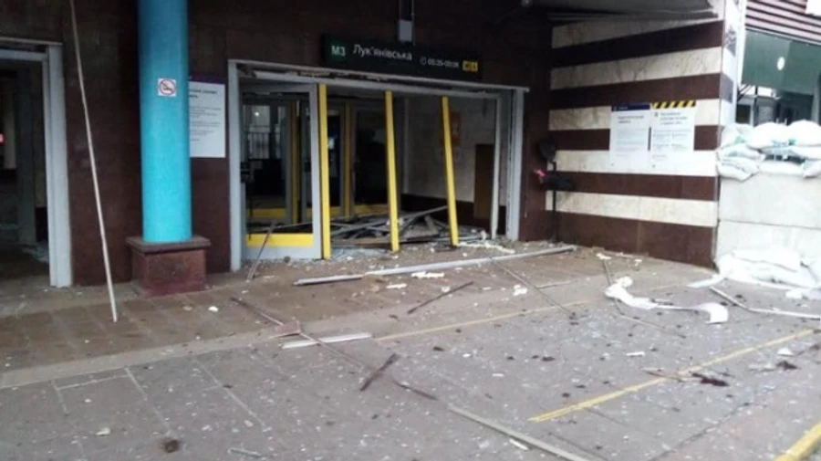 Взрыв повредил станцию метро в Киеве: поезда едут без остановки 