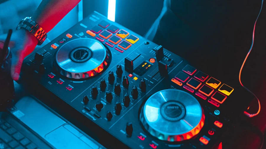 Язык агрессора: в Киеве запретили включать русские песни в публичных местах