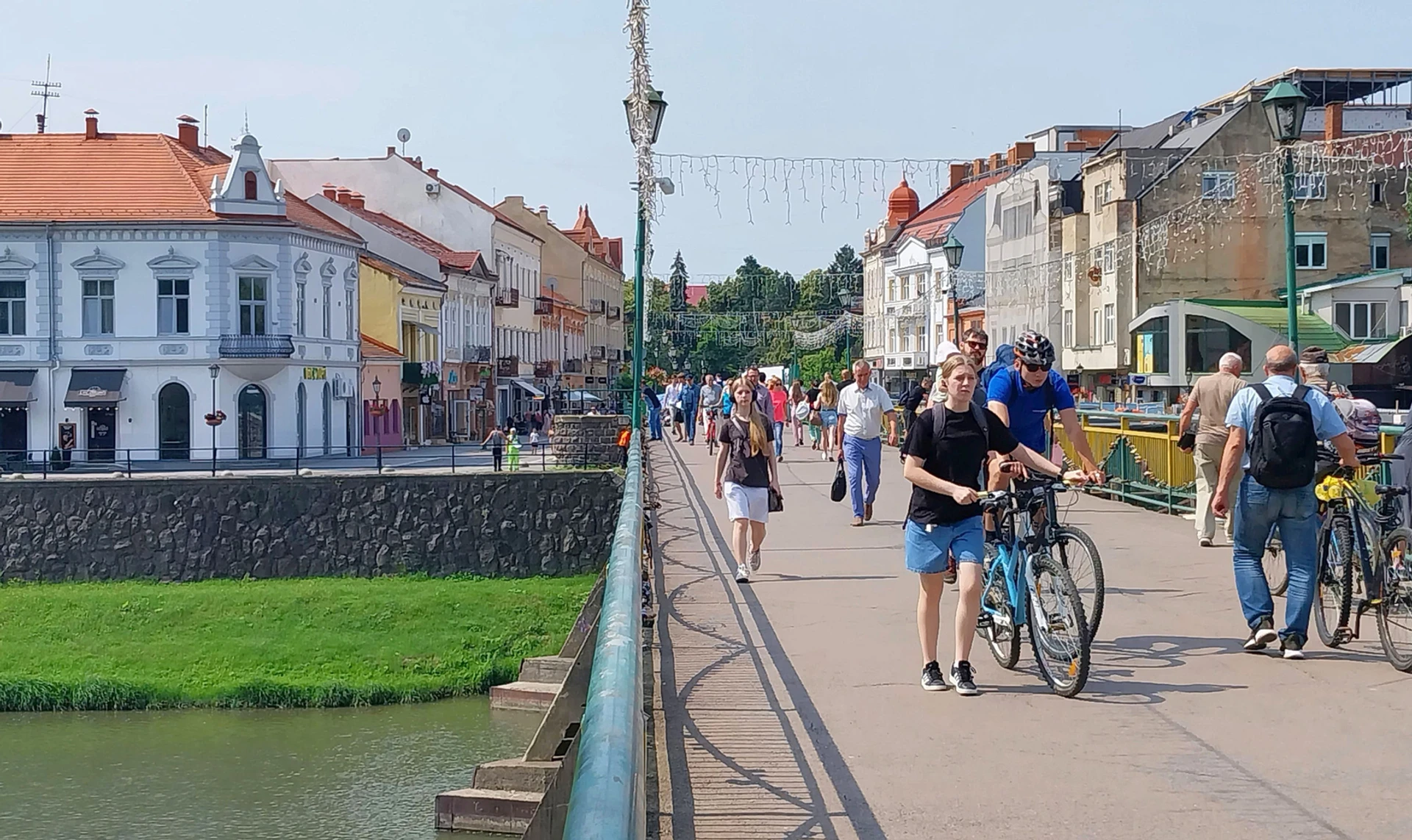Залягти на дно в Ужгороді. Чим живе місто, де немає ракетних атак та комендантської години
