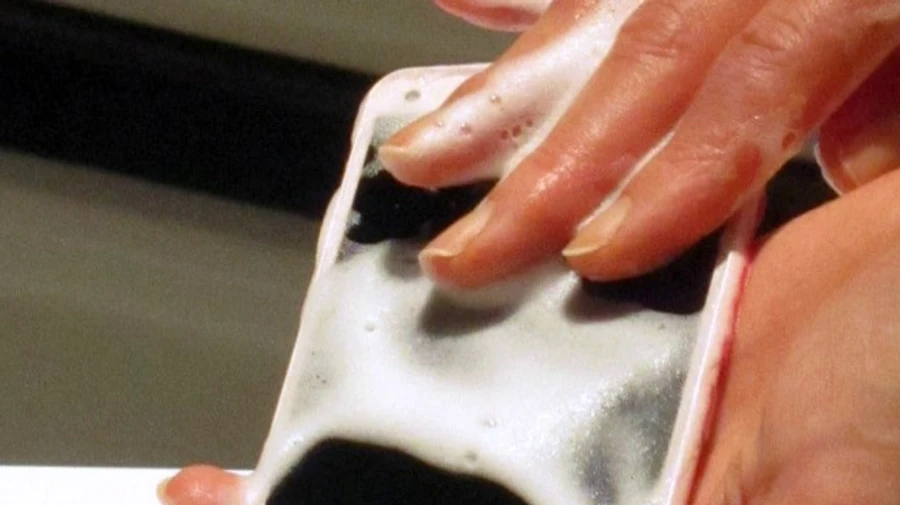 Девушку убило ударом тока, когда принимала ванну с телефоном – СМИ