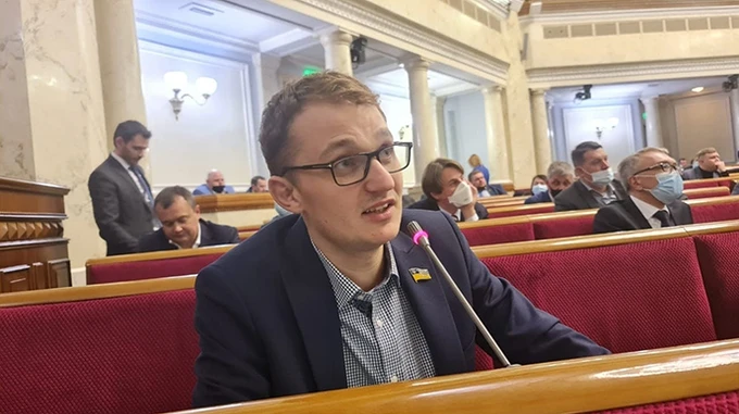 Скандальный «слуга» рассказал, как полиция возила его к наркологу