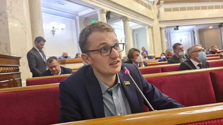 Скандальный «слуга» рассказал, как полиция возила его к наркологу