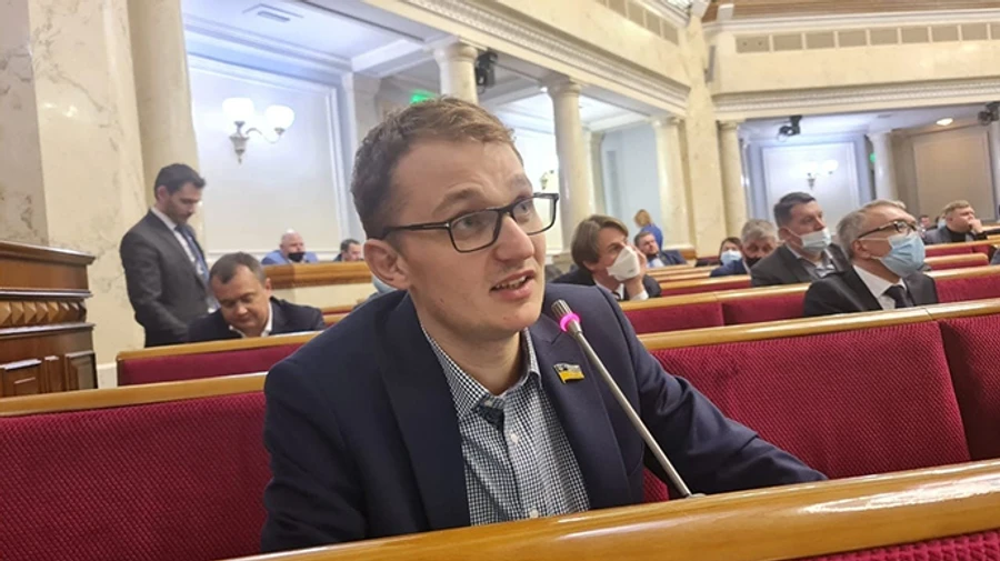 Скандальный «слуга» рассказал, как полиция возила его к наркологу