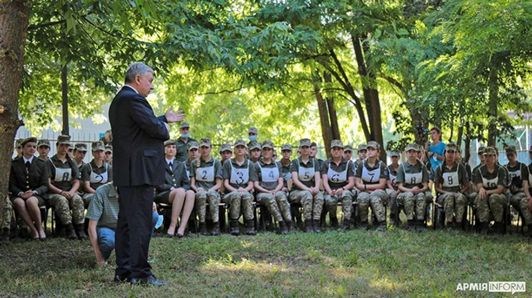 Взуття для параду: Таран доручив купити експериментальні моделі