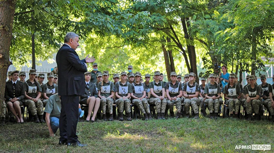 Взуття для параду: Таран доручив купити експериментальні моделі