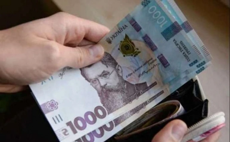 Новий головний митник, підвищення мінімальної зарплати і великий герб