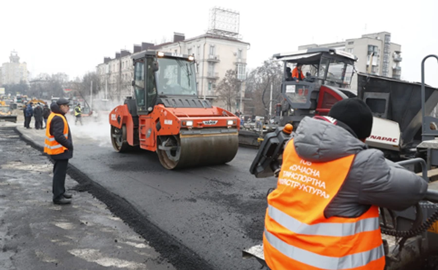 Шулявский мост в Киеве начали асфальтировать