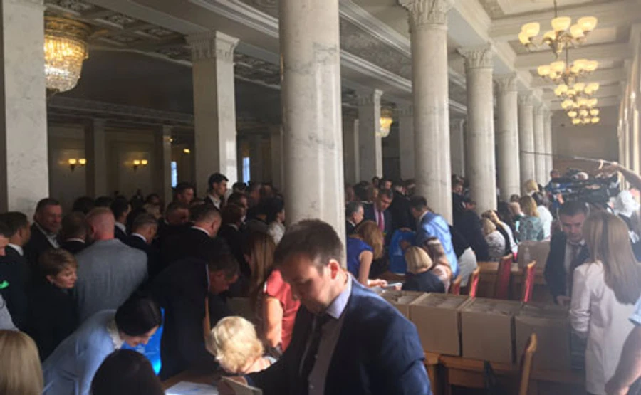 Народні депутати 9 скликання склали присягу і пішли на довгу перерву