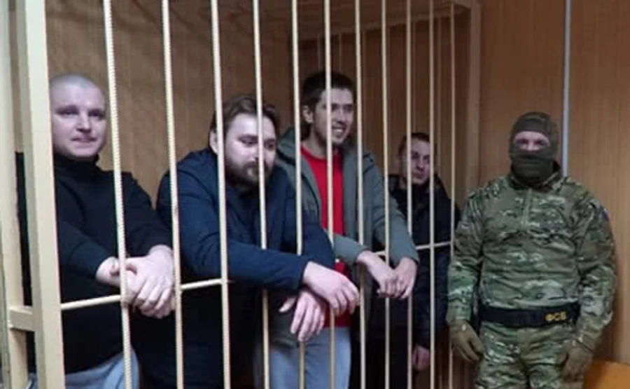 Порошенко: Пленных моряков могут освободить до дня выборов