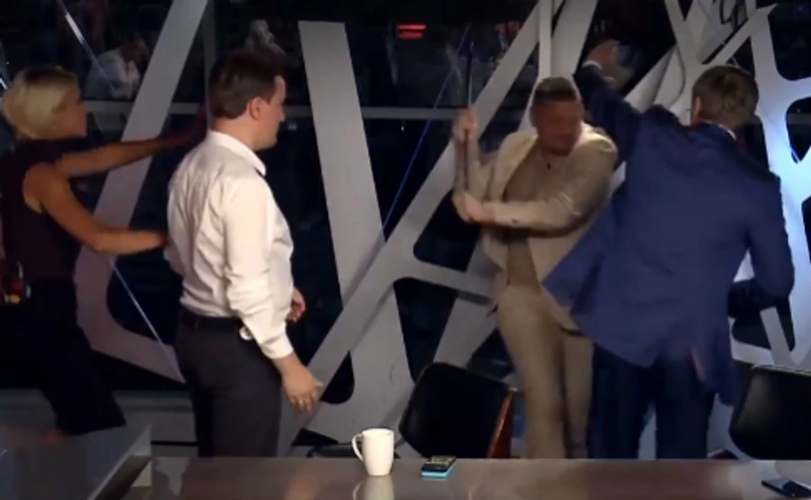 Повалил с одного удара: нардепы устроили зрелищную драку в прямом эфире