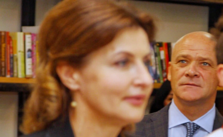 Дружина Порошенка вишивала рушник у компанії Труханова