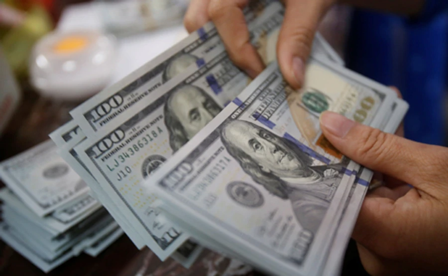 Доллары, патроны и наркотики: работника СБУ поймали на огромной взятке