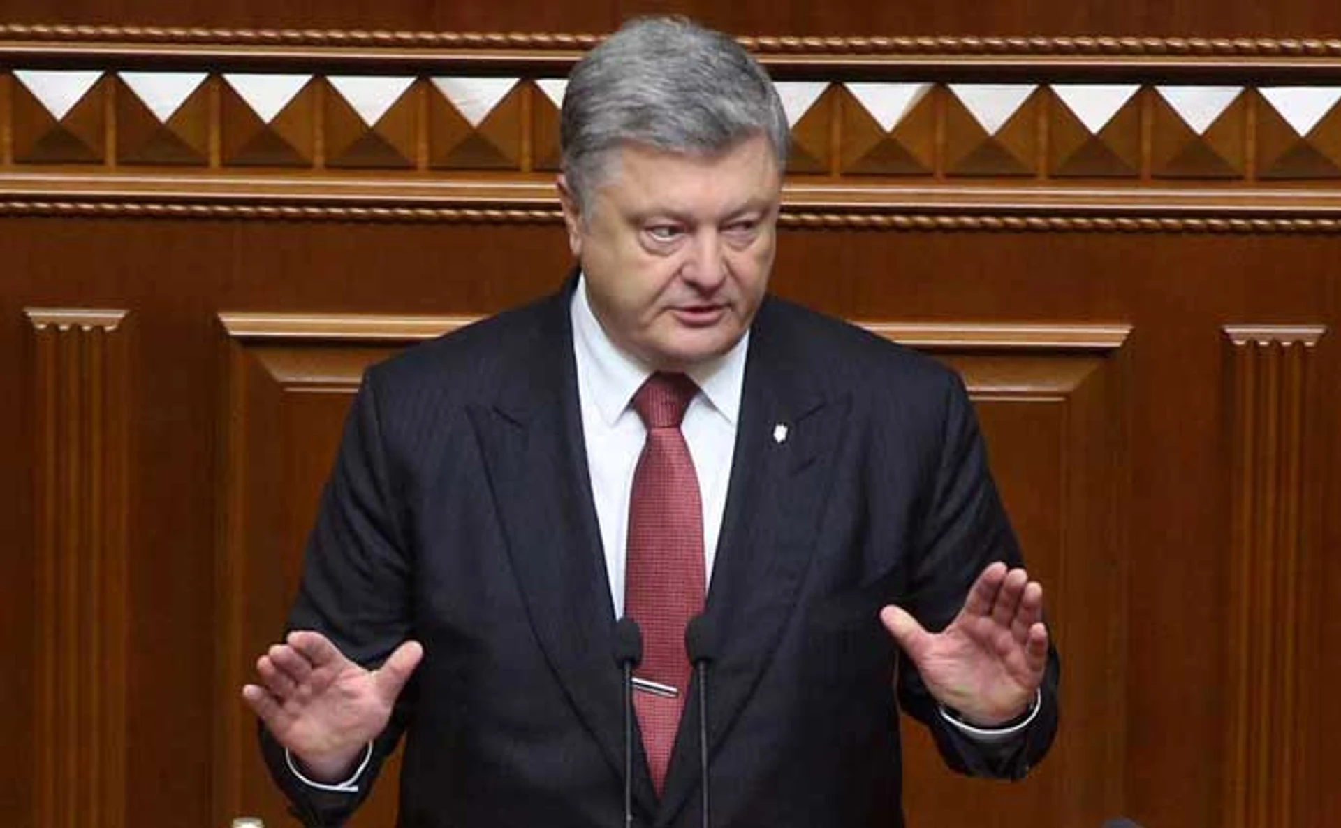 Єврореферендуму – так, достроковим виборам – ні. Про що говорив Порошенко в посланні