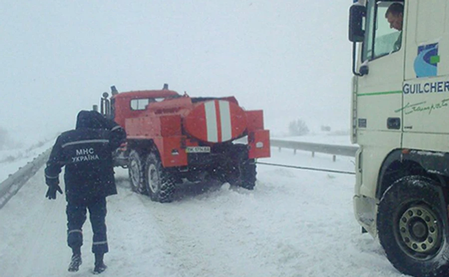 Непогода: автомобили в кювете, застрявшая скорая, поваленные деревья