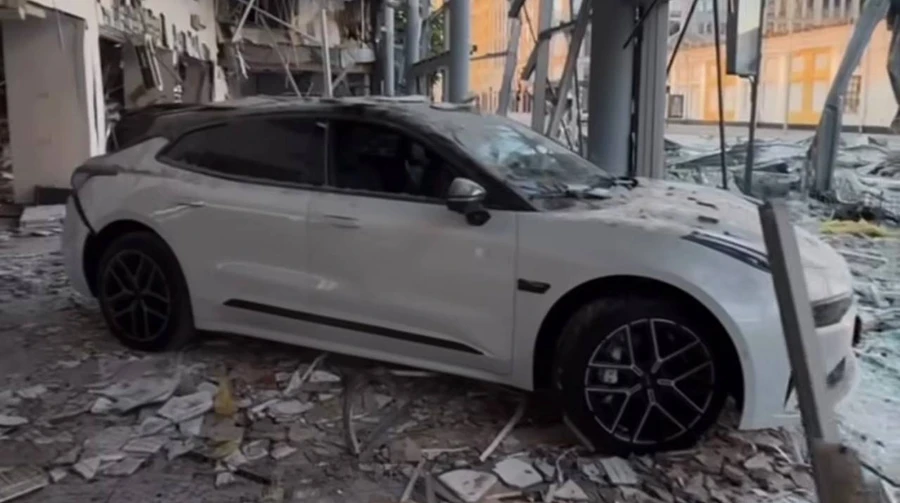 Russia destroys Chinese-brand car showroom in Kyiv – photos