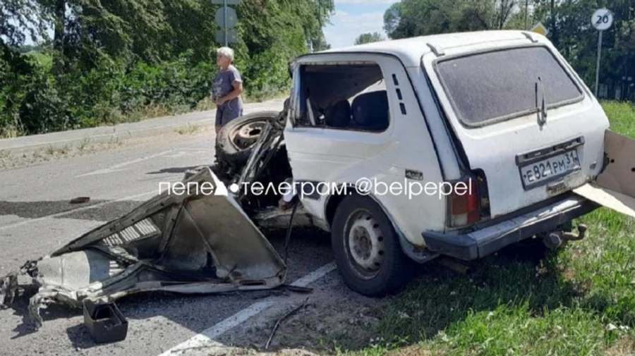 В Белгородской области танк с неадекватными военными переехал гражданскую машину