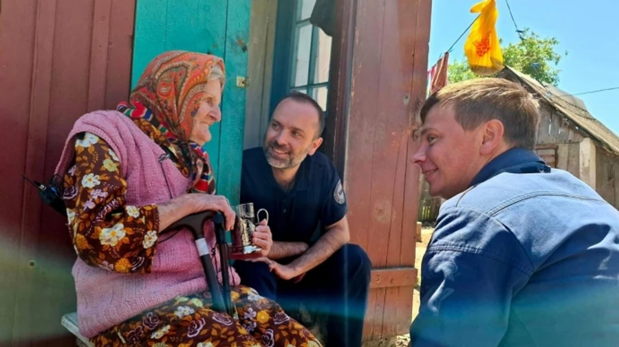 Woman, 98, who left Russian occupation on her own received certificate of honorary train conductor