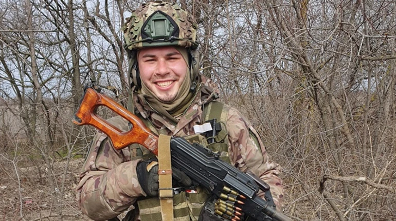 Летят снаряды, а мы нашли консервированные ананасы, лакомимся и хохочем. Боец Гламур о еде и адреналине на войне