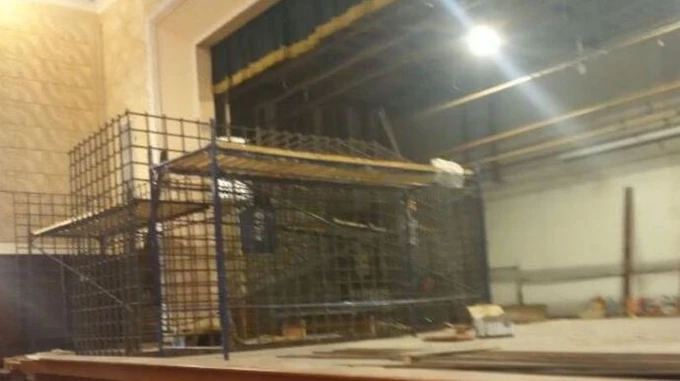 Оккупанты в Мариуполе готовят суд над защитниками, собирают клетки в филармонии - горсовет