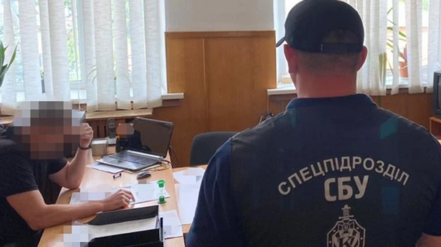 Поліцейські входили в угрупування, яке доїло й шантажувало наркозалежних – СБУ