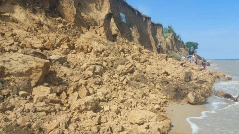 Обвал грунту стався на морському березі Одещини: під землею можуть бути люди